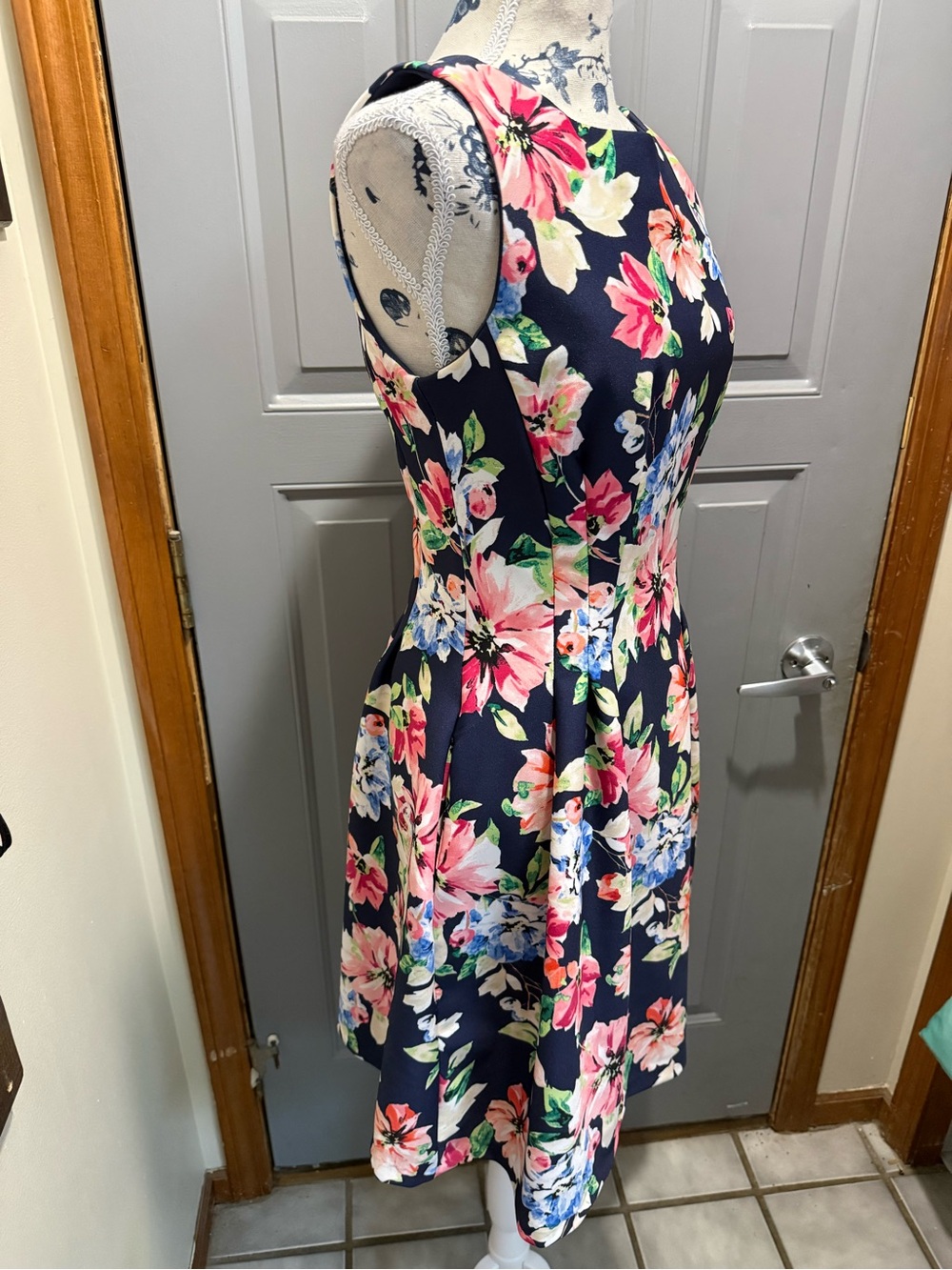 Vince Camuto (8) Floral Fit & Flare Dress in Navy with Pink & Blue (pockets!) - Picture 3 of 11